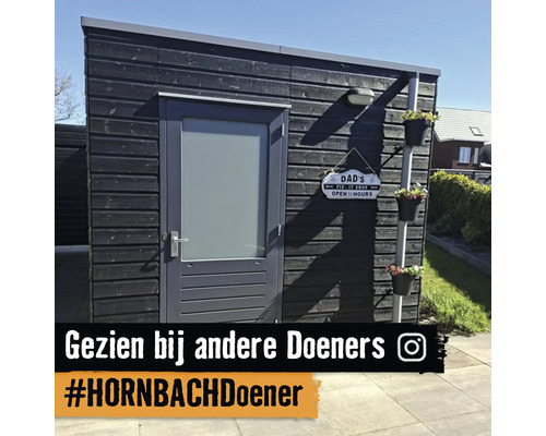 Modern houten tuinhuis met zwarte horizontale planken, grijze deur met melkglas, bloempotten aan de regenpijp en Instagram Logo.