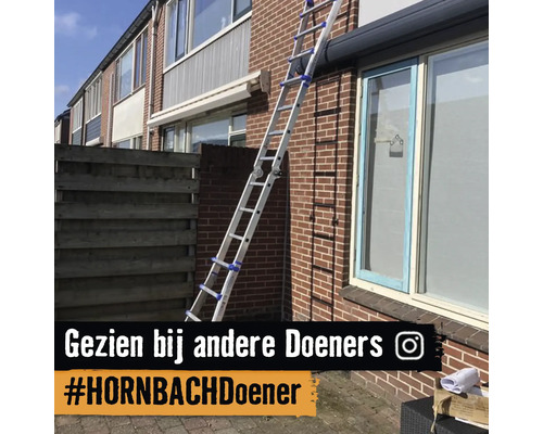 Aluminium multifunctionele ladder leunt tegen een gevel van bakstenen naast een raam van een huis.