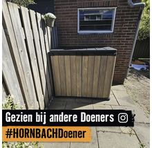 Tuinkast met houtlook op een betegeld terras voor een bakstenen muur en een houten schutting.