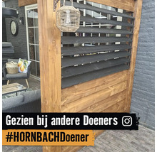 Houten tuinscherm met donkere horizontale lamellen en houten frame op een terras met tuinmeubelen.