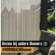 Half-transparant buitenrolgordijn gemonteerd aan een overkapping met uitzicht op een zonnige tuin.