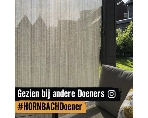 Half-transparant buitenrolgordijn gemonteerd aan een overkapping met uitzicht op een zonnige tuin.