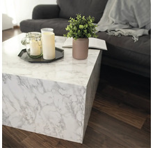 Salontafel bekleed met zelfklevende meubelfolie in marmerlook in een lichte woonkamer.