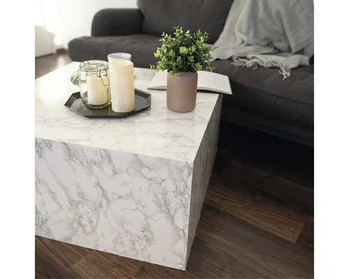 Salontafel bekleed met zelfklevende meubelfolie in marmerlook in een lichte woonkamer.