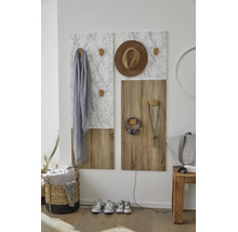 Moderne wandgarderobe panelen met marmerlook en houtdecor voorzien van houten haken in een lichte hal.