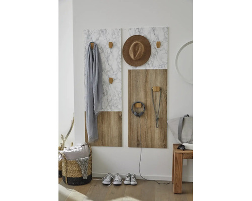 Moderne wandgarderobe panelen met marmerlook en houtdecor voorzien van houten haken in een lichte hal.