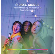 Drie vrouwen vieren feest met gekleurde verlichting die meebeweegt op de muziek. Tekst: Disco Modus.