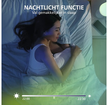 Nachtlichtfunctie om gemakkelijker in slaap te vallen met een slapende vrouw in bed en een tijdlijn voor het dimmen van 22:00 tot 22:30 uur.