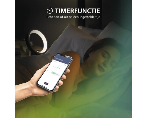 Timerfunctie voor slimme verlichting, bediend via een app op een smartphone, met een slapend persoon en een brandende nachtlamp.