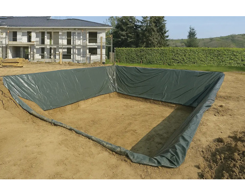 Aanleg van een tuinvijver met vijverfolie in een uitgegraven kuil op een bouwplaats.
