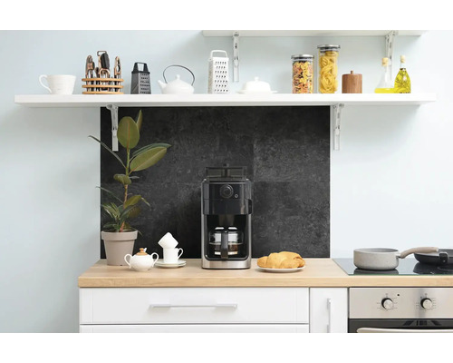 Moderne keukenhoek met koffiezetapparaat op een houten werkblad en zwarte tegelspatwand met keukenplank.