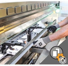 Een vakman met werkhandschoenen bedient een industriële metaalbuigmachine voor het nauwkeurig bewerken van metalen profielen in de werkplaats. (Image AI modified or generated)