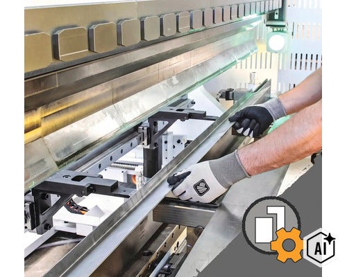 Een vakman met werkhandschoenen bedient een industriële metaalbuigmachine voor het nauwkeurig bewerken van metalen profielen in de werkplaats. (Image AI modified or generated)