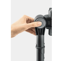 Hand drukt op knop van gewricht of telescopische steel van Kärcher apparaat
