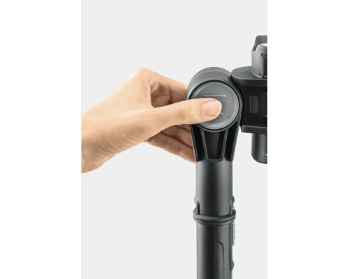 Hand drukt op knop van gewricht of telescopische steel van Kärcher apparaat