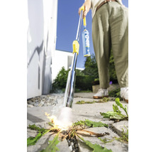Persoon gebruikt een gas onkruidbrander voor thermische onkruidbestrijding op een bestrate oppervlakte buiten.