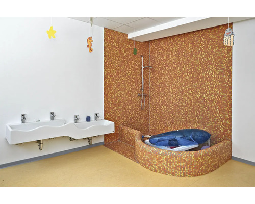 Kindvriendelijke badkamer met een lange wastafel voor meerdere personen en een betegelde douche- en badruimte met mozaïek.