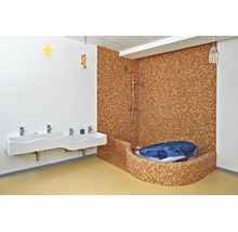 Kindvriendelijke badkamer met een lange wastafel voor meerdere personen en een betegelde douche- en badruimte met mozaïek.