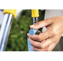 Hand bedient het regelventiel van een gasfles voor een onkruidbranderopzetstuk