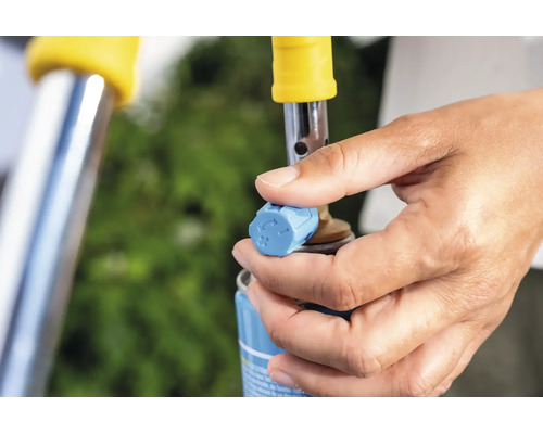 Hand bedient het regelventiel van een gasfles voor een onkruidbranderopzetstuk