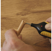 Houtvochtmeter in gebruik voor het meten van het vochtgehalte in een rond houten staafje