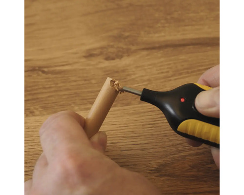 Houtvochtmeter in gebruik voor het meten van het vochtgehalte in een rond houten staafje