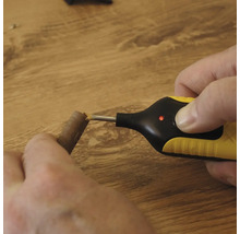 Spanningzoeker in gebruik op een houten werkstuk