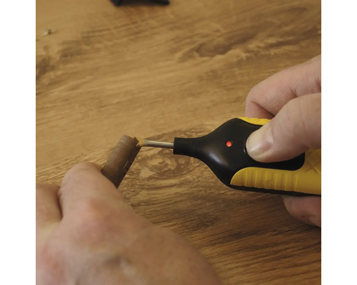 Spanningzoeker in gebruik op een houten werkstuk