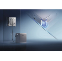 Ecovacs raamreinigingsrobot die een glazen ruit schoonmaakt met een apart basisstation en detailweergave van de hoekreinigingstechnologie.