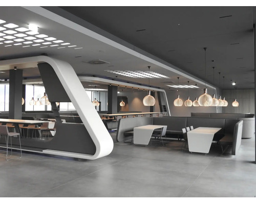 Moderne kantine met futuristisch design, eetruimte met tafels, zitbanken en hanglampen in een georganiseerde, lichte omgeving.