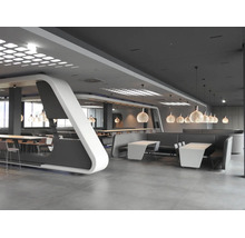 Moderne kantine met futuristisch design, eetruimte met tafels, zitbanken en hanglampen in een georganiseerde, lichte omgeving.
