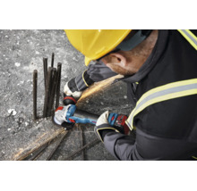 Een bouwvakker met veiligheidshelm slijpt metalen staven op een bouwplaats met een accu haakse slijper van Bosch Professional.