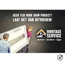 Twee personen tillen een deur op, reclameafbeelding voor de Hornbach montageservice voor het installeren van deuren en projecten. (Image AI modified or generated)