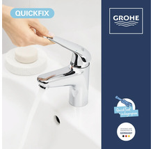 Grohe eengreeps wastafelmengkraan in chroom met QuickFix systeem en meegeleverd montagegereedschap in gebruik op een wastafel