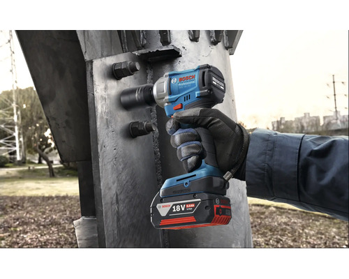 Hand in werkhandschoen houdt Bosch Professional accu slagschroevendraaier GDS 18V-350 vast bij het aandraaien van een bout in een metalen constructie