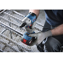 Persoon met veiligheidshandschoenen houdt een Bosch accu slagmoersleutel 18 volt boven een metalen rooster.