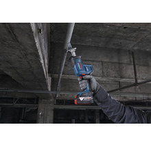 Bosch Professional accureciprozaag tijdens het zagen van een metalen buis op een bouwplaats