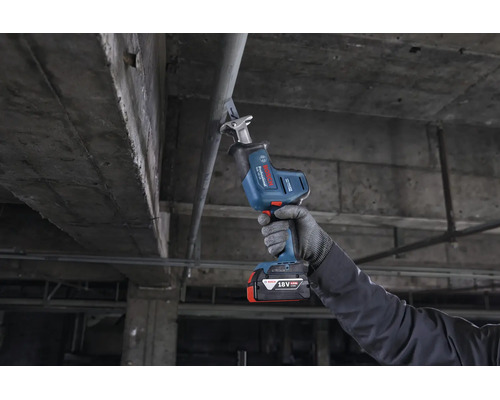 Bosch Professional accureciprozaag tijdens het zagen van een metalen buis op een bouwplaats