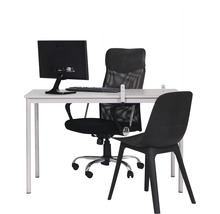 Werkplek met bureau, bureaustoel, stoel, computer en toetsenbord