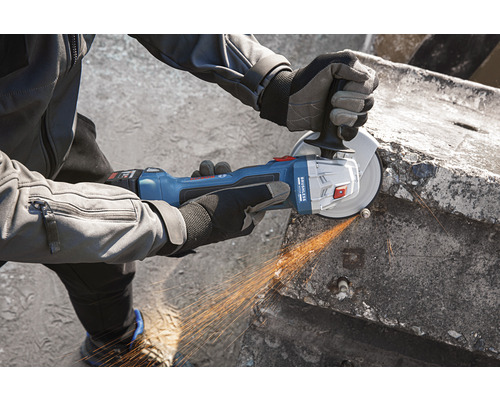 Persoon gebruikt een Bosch accuslijper om metaal te slijpen.