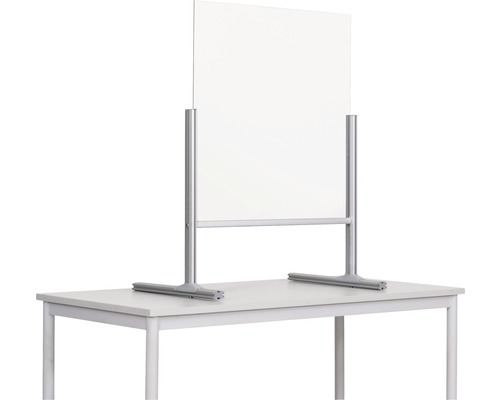 Tafelopzetstuk met transparante plaat en zilverkleurig frame op een witte tafel