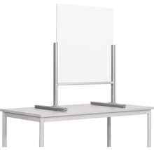 Tafelopzetstuk beschermruit van transparant materiaal met zilverkleurig frame op een tafel