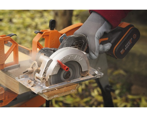 Accucirkelzaag snijdt hout