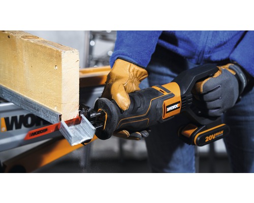 Een persoon zaagt een houten plank met een accusabelzaag. De zaag is van Worx.