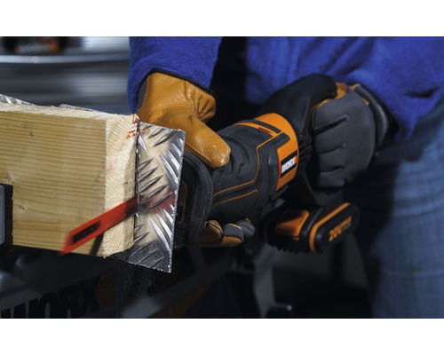 Iemand zaagt met een oscillerende zaag een stuk hout met metalen bekleding. Het gereedschap is van Worx.