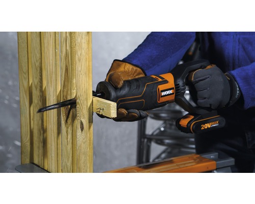 Accu reciprozaag in gebruik bij het zagen van hout