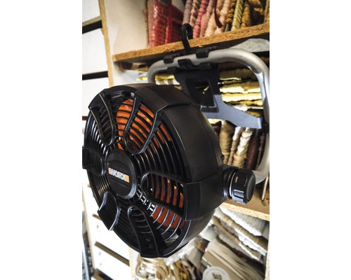 Worx Logo. Mobiele ventilator met ophanging aan een schap.