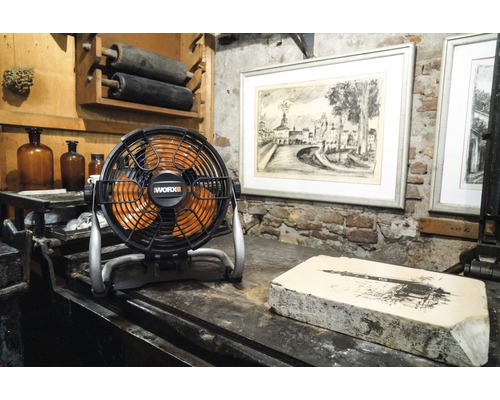 Worx Logo op een tafelventilator in een werkplaats