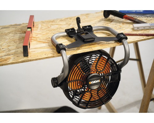 Worx Logo op bouwplaatsventilator bevestigd aan werkbank