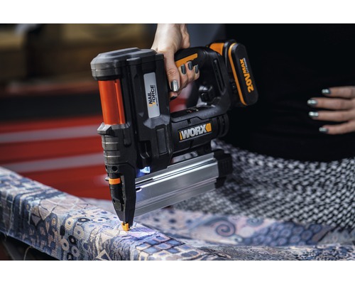 Accu-aangedreven nagel-/nietmachine in gebruik op bekleding